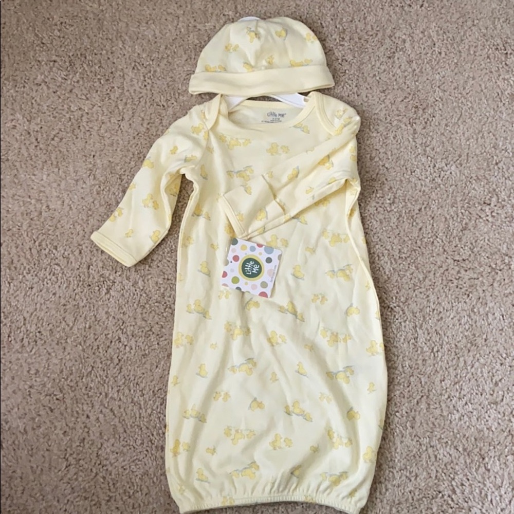 Gender neutral yellow sleep gown matching hat